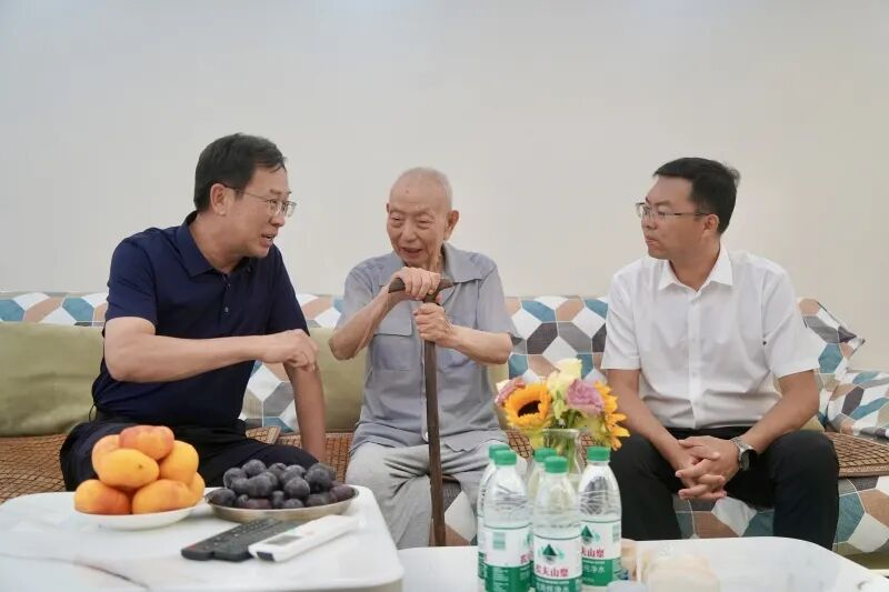 地区领导赴昌吉慰问战斗渠建设者代表戴知言